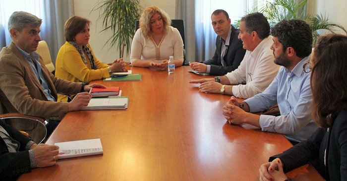 Momento de la reunión de la delegada de la Junta en Granada con la alcaldesa de Motril y los tenientes de alcalde.jpg