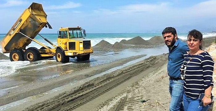 Motril reclama los espigones y pide al Ministerio “que deje de quemar billetes de 500 euros con los camiones de arena”.jpg