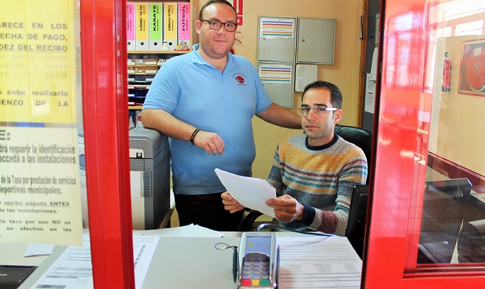 Ya se puede pagar con tarjeta bancaria en el pabellón y piscina de Salobreña