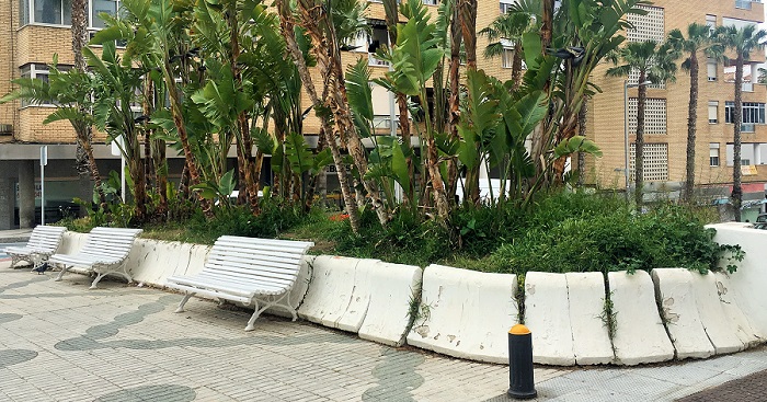 Almuñécar_Jardinera en la avenida Costa del Sol