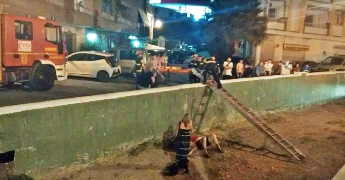Bomberos y Policía Local rescatan a un turista alemán que cayó al cauce de la Rambla del Espinar en La Herradura.jpg