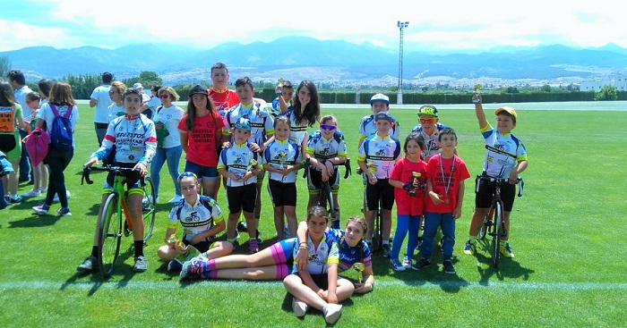 Buen papel de los corredores de la Escuela de Ciclismo Sexitana en Armilla.jpg