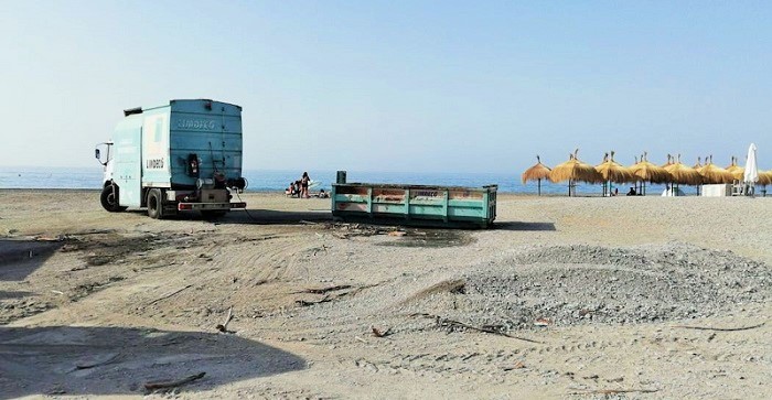 Dispositivo de limpieza de las playas en Motril tras la noche de San Juan 2018