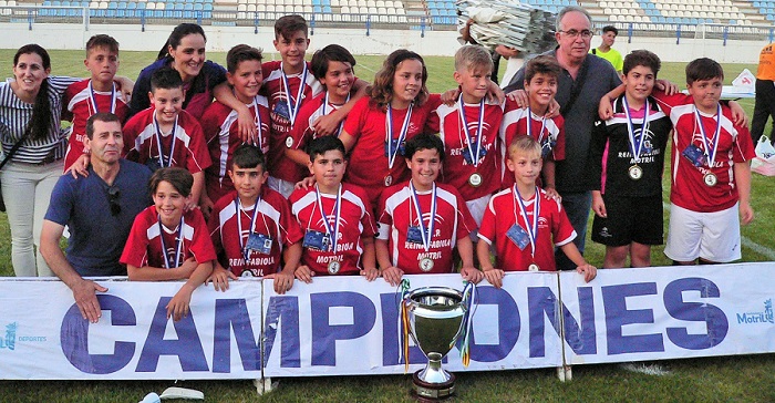 El Colegio Reina Fabiola, campeón de la Liga Escolar de Fútbol 7 de Motril.jpg