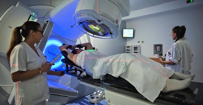 El Hospital Virgen de las Nieves atiende ya a pacientes oncológicos con un nuevo acelerador lineal