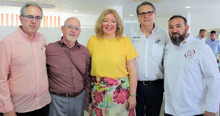 Flor Almón y Francisco Ruiz, junto a los organizadores de la segunda Ruta Española del Buen Pan.jpg