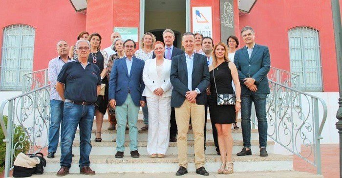 La alcaldesa de Salobreña descubre una placa en la fachada de Casa Roja en honor de Francisco Martín Martín