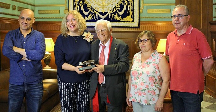 La alcaldesa, Flor Almon, acompañada por los concejales de Inmigración, Servicios Sociales y Relaciones Institucionales, junto al padre Ángel