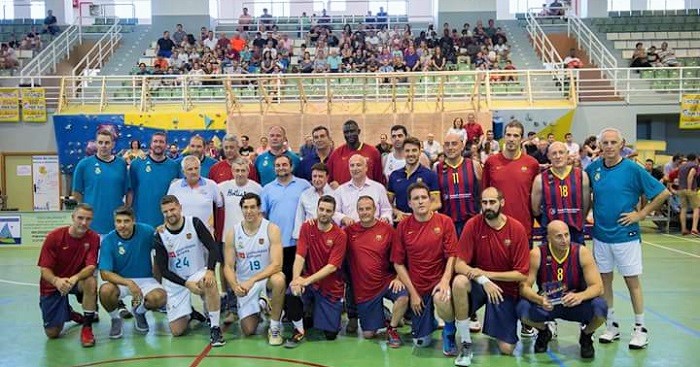 Las leyendas del R. Madrid y FC Barcelona hacen vibrar a la afición al basket de la Costa Tropical
