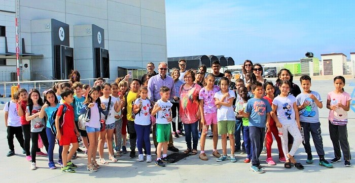 Motril-Mercedes Sánchez, Pedro Ruiz y niños y niñas participantes en la actividad Del Campo a la Mesa