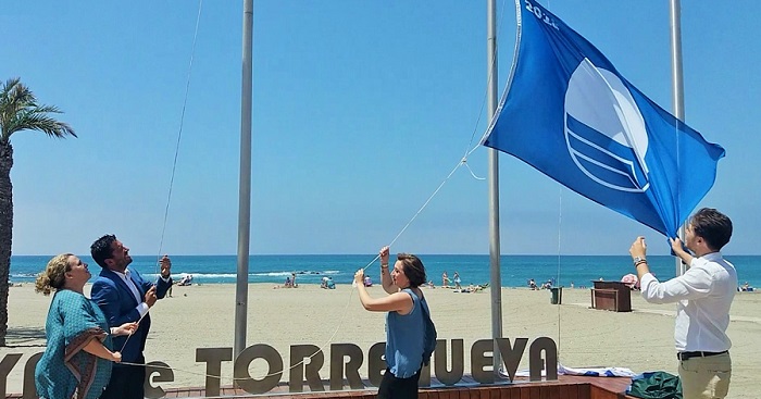 Torrenueva recibe la bandera azul en reconocimiento a la calidad ambiental y apuesta por la accesibilidad de su playa