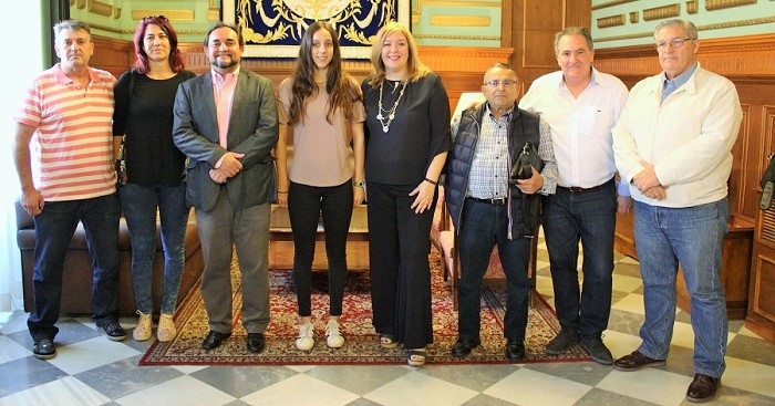 Foto de archivo de la joven nadadora Tamara Frías recibiendo el reconocimiento del Ayuntamiento de Motril