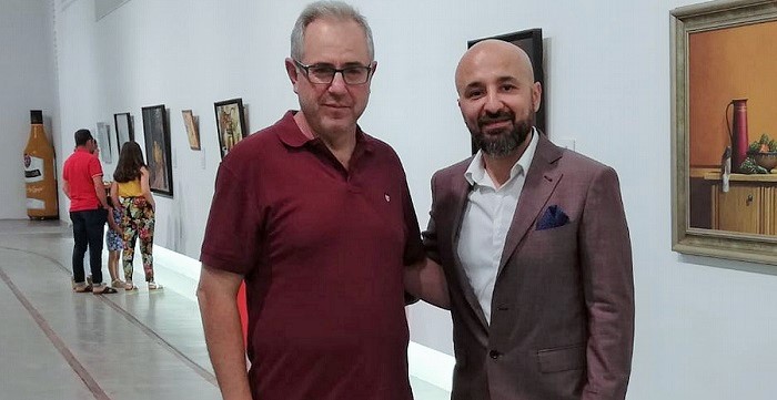 Francisco Ruiz junto a Alexandre Monntoya en la exposición del artista colombiano