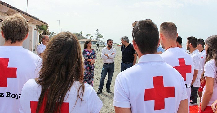 Los tenientes de alcalde Alicia Crespo y Francisco Sánchez-Cantalejo junto al presidente de Cruz Roja Motril presentan el dispositivo de playas