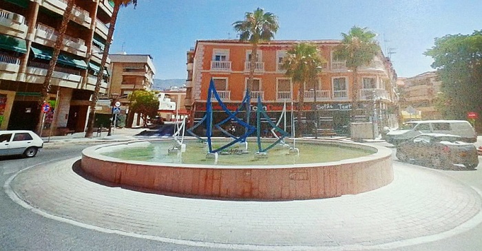 Rotonda en la plaza San Sebastián en Motril