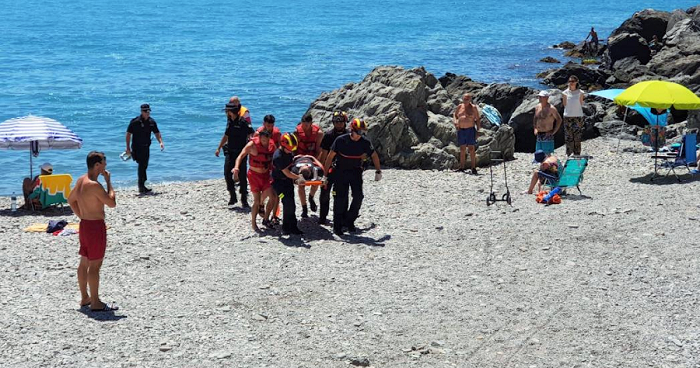 Socorristas de Almuñécar rescatan a un bañista herido atrapado en el Peñón del Medio durante un simulacro