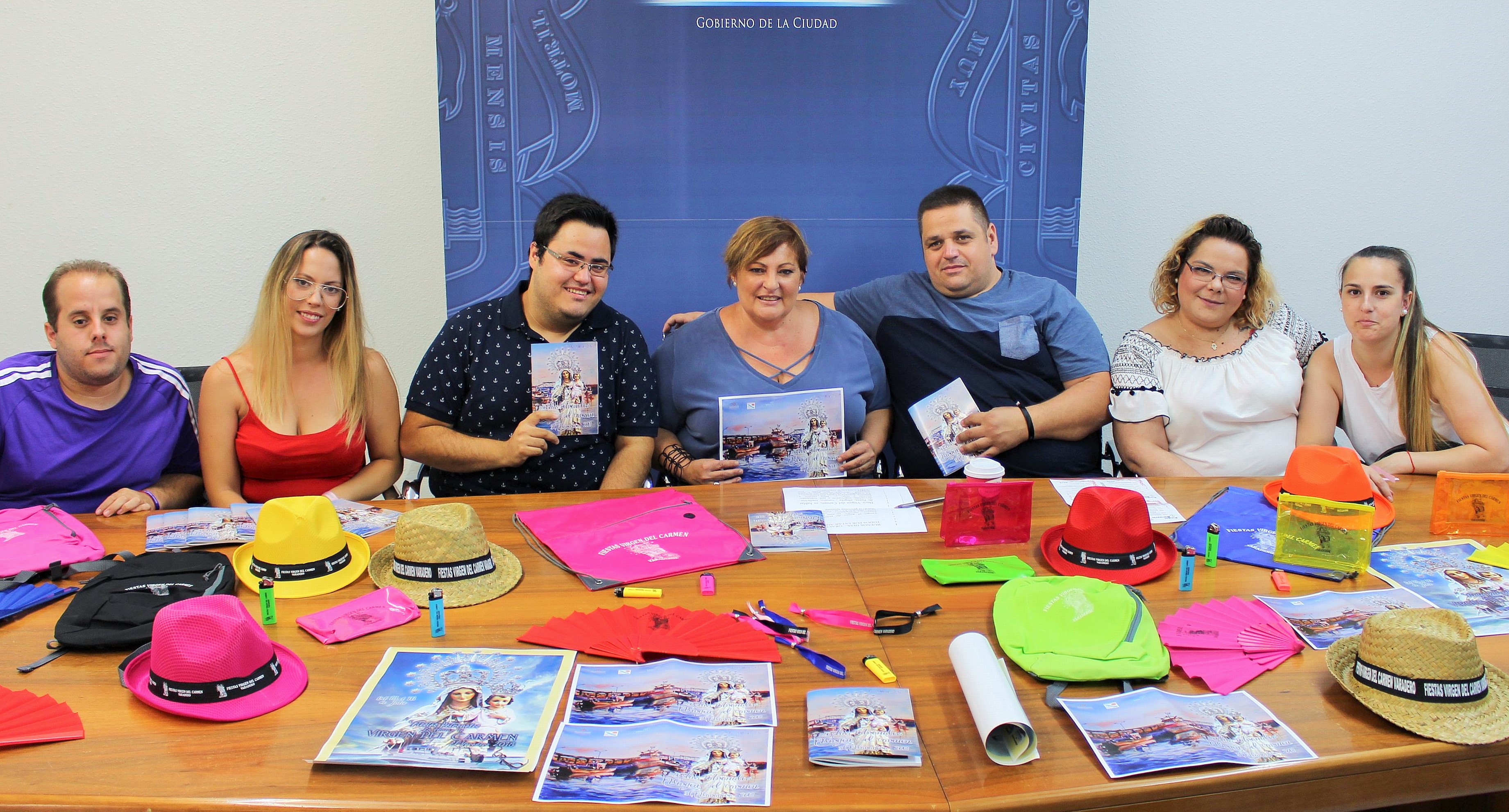 Susana Feixas (cntro) junto a miembros de la Comisión de Fiestas de Varadero