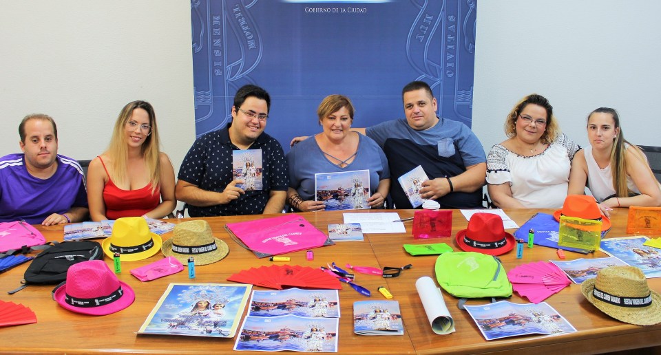 Susana Feixas (cntro) junto a miembros de la Comisión de Fiestas de Varadero