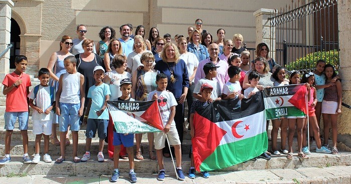 Una veintena de niños saharauis que participan en el programa de Vacaciones en Paz visitan el Ayto. de Motril.jpg