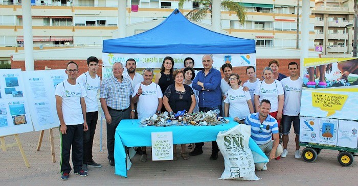 Voluntarios de Aprosmo y Asprogrades dan una lección a la ciudadanía con el proyecto Playas Limpias.jpg