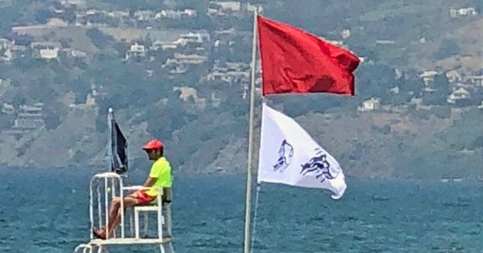 Bandera roja y de medusas en la playa de Salobreña