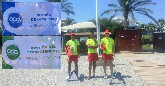 Banderas Q de calidad y de Gestión Medioambiental ISO 14001 en la paradisíaca playa de La Rijana.jpg