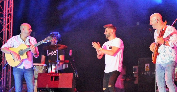 Demarco Flamenco hace vibrar la Caseta Municipal con ‘La isla del amor’.jpg