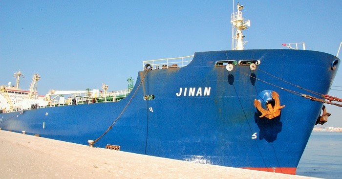 El barco Jinan atracado en el Puerto de Motril