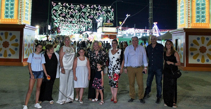 El encendido del alumbrado da arranque a seis días de Feria de Noche en el Cortijo del Conde.jpg