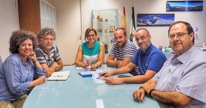 La Consejería de Medio Ambiente y la Asociación de Amigos de la Playa Nudista de Cantarriján inician su colaboración.jpg