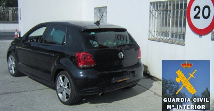 La Guardia Civil descubre en el puerto de Motril un coche robado cuando pretendían embarcarlo hacia Melilla