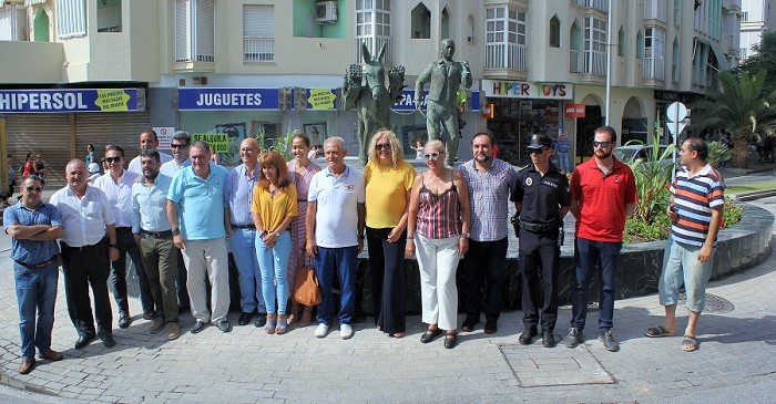 Motril inaugura la escultura homenaje a los trabajadores de la caña de azúcar en la rotonda de San Sebastián.jpg