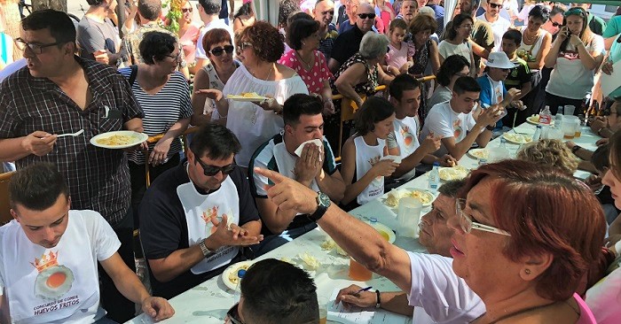 El ganador del II Concurso Internacional de Huevos Fritos de Órgiva consigue comerse 24 huevos en 5 minutos
