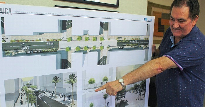 El primer teniente de alcalde Antonio Escámez muestra el plano de las obras de la calle Ancha.jpg