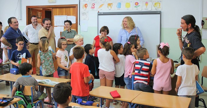 Flor Almón visita a los alumnos del colegio Príncipe Felipe en el inicio del curso escolar.jpg