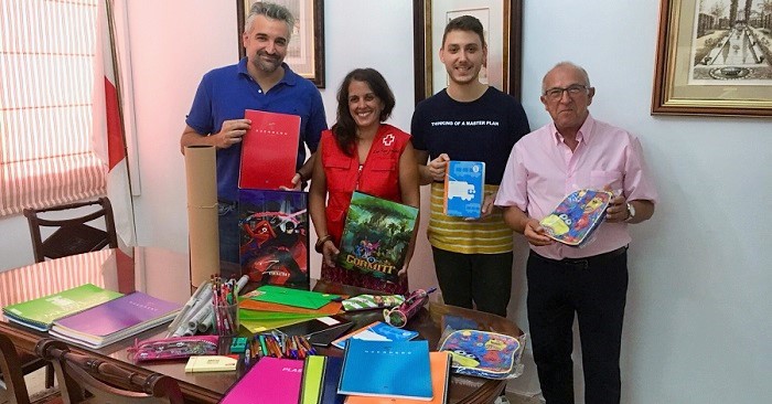 Juventudes Socialistas y PSOE de Motril entregan el material escolar recogido en su campaña solidaria.jpg