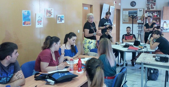 Mª Ángeles Escámez visita a los futuros monitores de gimnasio y jóvenes que acceden al nivel de inglés B1.jpg