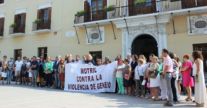 Motril condena el asesinato de dos mujeres en Maracena y Bilbao y de dos niñas en Castellón.jpg