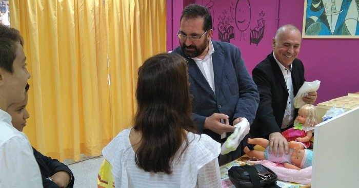 Escolares de Almuñécar se conciencian sobre el reparto de los trabajos del hogar en ‘La Casita de la Igualdad’.jpg