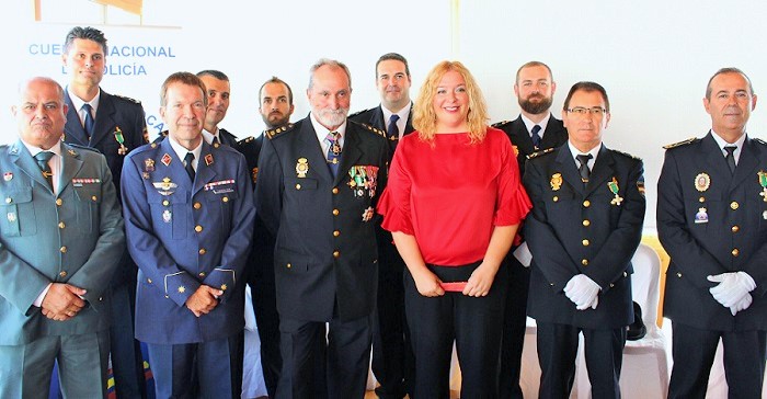 Flor Almón con el Comisario Jefe de Motril, homenajeados y mandos del Ejército, Cuerpos y Fuerzas de Seguridad del Estado y Policía Local_.jpg