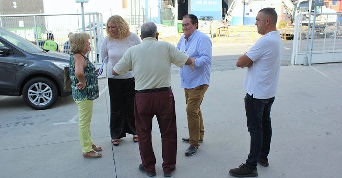 Flor Almón y Antonio Escámez junto a empresarios del poligono del Vadillo.jpg