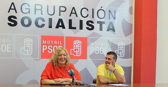 Flor Almón y Francisco Javier Real felicitan al pueblo de Torrenueva por su independencia.jpg