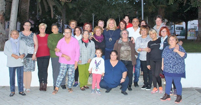 Flor Almón y Gregorio Morales junto a las usuarias del taller social de adultos de San Antonio.jpg