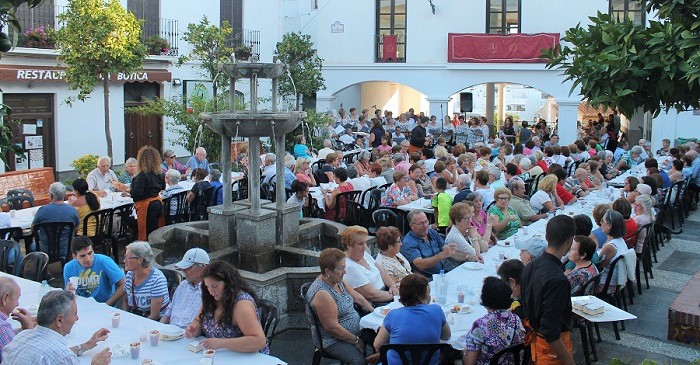 Los mayores Salobreña celebran su festividad con una merienda en la plaza del Museo.jpg