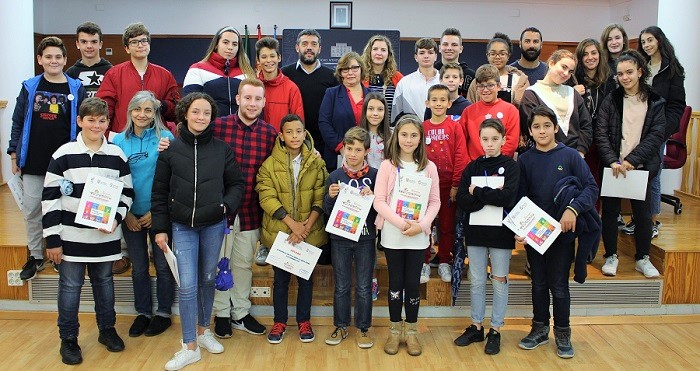 Alumnos de Motril que han participado en el Pleno por los Derechos de la Infancia junto al teniente de alcalde y la concejala de Educación