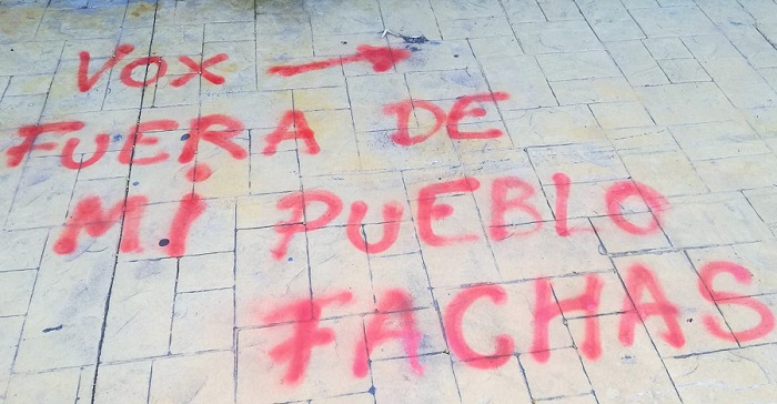 Aparecen pintadas contra VOX en Almuñécar.jpg