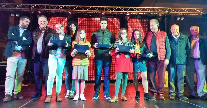 El barrio de los Álamos homenajea a los alumnos con mejores calificaciones.jpg