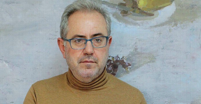 El concejal de Cultura de Motril, Francisco Ruiz, con el cartel de la ópera Dido y Aeneas