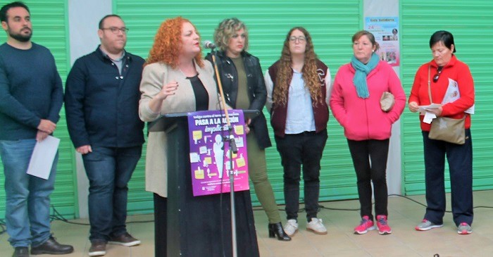 El mercado municipal de Salobreña acoge una lectura continuada contra la violencia de género.jpg