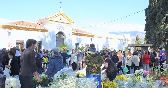 Emoción, respeto, cariño y recuerdo en el concierto de la Joven Orquesta Ciudad de Motril en el Cementerio de Motril